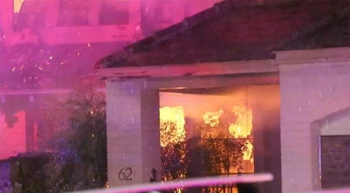 종말이 온 것 같은 화재, 2,400만 달러 고급 주택 파괴 The property belongs to one of the biggest land owners in the upper north shore