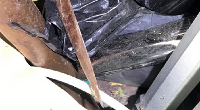 시드니, 위협을 느껴 찌른 사람이 알고보니 경찰 The weapon allegedly used in the stabbing