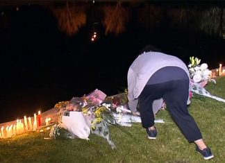 젊은 두여성 퍼스 호숫가 자동차사고로 익사 Tributes have been left for Nidhi Hirani and Ruxmi Vaghjiani after their deaths. (Nine)