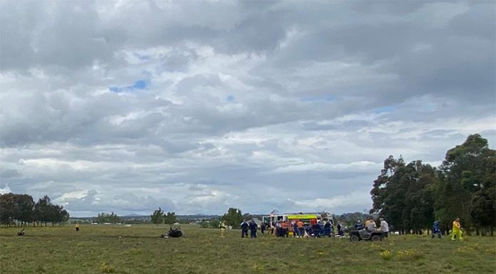 NSW 헌터 밸리, 경비행기 추락, 비행사 몸의 80%에 화상을 입어 A man has suffered burns to 80 per cent of his body after the light plane he was piloting burst into flames and crashed (NSW Ambulance)