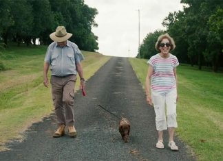 91세의 호주 마카다미아 농부가 이야기하는 70세에 전업하기 Bader's wife, Lorraine, has also been there for him every step of the way. (NBN)