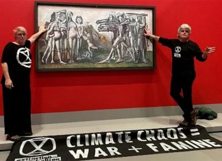 멜버른 멸종 반란 시위대, 피카소 시위 이후 더 많은 기후 시위 예고 Climate change protesters have been arrested after gluing themselves to a Picasso painting at the National Gallery of Victoria in Melbourne. (Nine)