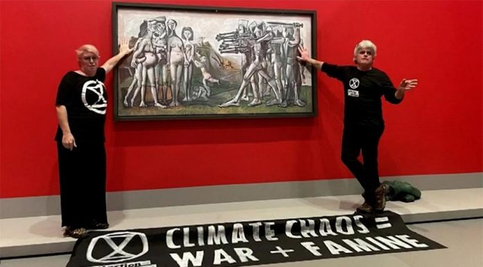 멜버른 멸종 반란 시위대, 피카소 시위 이후 더 많은 기후 시위 예고 Climate change protesters have been arrested after gluing themselves to a Picasso painting at the National Gallery of Victoria in Melbourne. (Nine)
