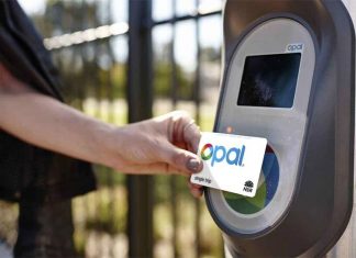 NSW 정부, 오팔 카드 파업을 앞두고 철도 노조에 법적 대응 위협 Commuters have been encouraged to continue tapping on. (Transport NSW)