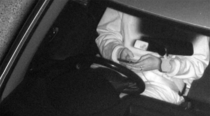 퀸즐랜드 카메라에 잡힌 위험한 운전자들, 1분에 500달러 벌금 Dangerous drivers caught on camera on their mobile phones or wearing a seatbelt the wrong way have been given huge fines. (Nine)