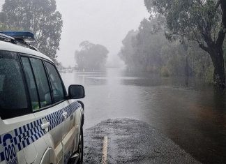 NSW 센트럴웨스트의 홍수로 여성 사망 Flooding is seen in NSW's central west. Authorities are pleading with those in flood-affected areas not to drive in floodwaters. (Orana Mid-Western Police District)