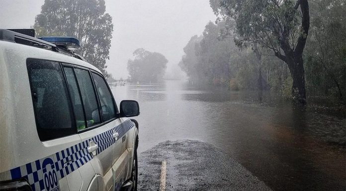 NSW 센트럴웨스트의 홍수로 여성 사망 Flooding is seen in NSW's central west. Authorities are pleading with those in flood-affected areas not to drive in floodwaters. (Orana Mid-Western Police District)