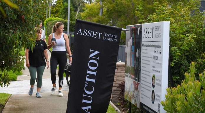 부동산 시장 냉각에 금리인상 속도조절 House prices would need to fall by 20 per cent to improve affordability, Moody's analysts say. (Peter Rae)