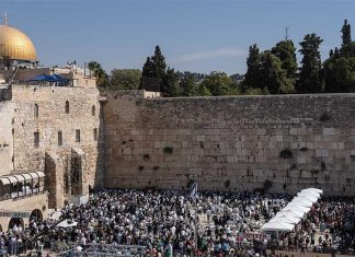 호주, 서예루살렘을 수도로 인정하는 것을 번복 Jewish men pray at the wailing wall, the last remnant of the old Jewish Temple of Jerusalem. In the background is the Dome of the Rock, one of the most sacred shrines in Islam. (AP)