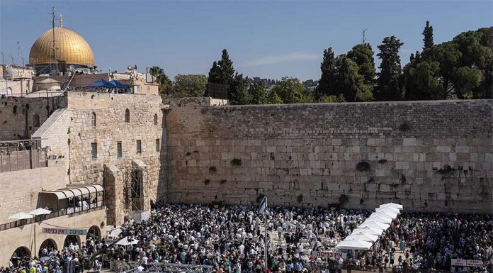 호주, 서예루살렘을 수도로 인정하는 것을 번복 Jewish men pray at the wailing wall, the last remnant of the old Jewish Temple of Jerusalem. In the background is the Dome of the Rock, one of the most sacred shrines in Islam. (AP)