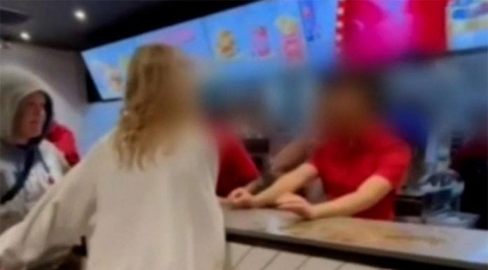 애들레이드 맥도날드 직원에게 침을 뱉은 여성 Shocking footage has emerged of a young woman lashing out and spitting at McDonalds staff in Adelaide.Police are now investigating the incident, which the Retail Workers' Union has labelled vile and disgusting. (Nine)