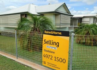 왜 호주 금리는 여전히 오르고 있는가? Some borrowers will be forced to sell if they are unable to afford their mortgage repayments. (AAP)