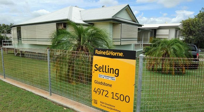 왜 호주 금리는 여전히 오르고 있는가? Some borrowers will be forced to sell if they are unable to afford their mortgage repayments. (AAP)