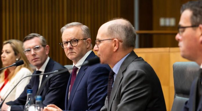 “그래도 마스크 착용. 환자 격리 필요” 호주 의학협회 The decision to drop isolation requirements was made at national cabinet on Friday.CREDITALEX ELLINGHAUSEN