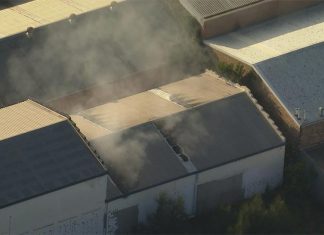 시드니 리젠트 파크 공장 화재로 소방관 부상 The factory contained bookbinding equipment and blocks of highly flammable magnesium. (Nine)