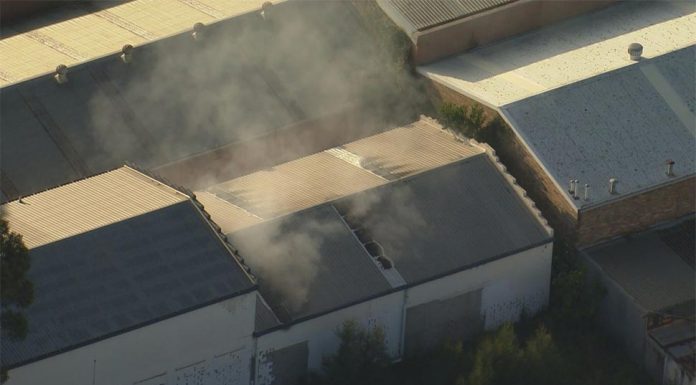 시드니 리젠트 파크 공장 화재로 소방관 부상 The factory contained bookbinding equipment and blocks of highly flammable magnesium. (Nine)