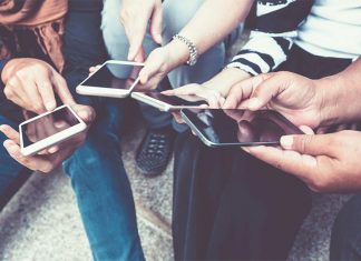 호주 10대 소녀들의 우울증 발병률 급증 The report examined the complex relationship between screen time and adolescent depression. (Adobe Stock)
