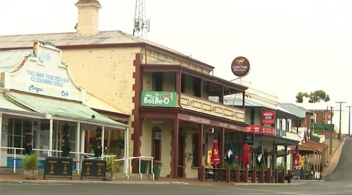 애들레이드, 한 남성 번개를 맞고 사망해 The tragedy unfolded near the town of Morgan, around two hours north east of Adelaide. (Nine)