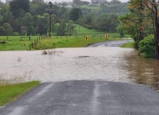 NSW, 홍수 속 ‘상충되는’ 국가비상메시지(SES) Water swallowed Boat Harbour Road in Lismore earlier this morning. (NSW SES Lismore City Unit)