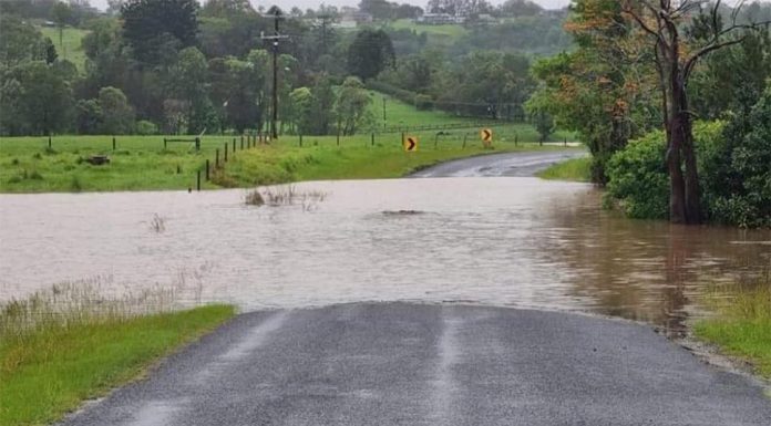 NSW, 홍수 속 ‘상충되는’ 국가비상메시지(SES) Water swallowed Boat Harbour Road in Lismore earlier this morning. (NSW SES Lismore City Unit)