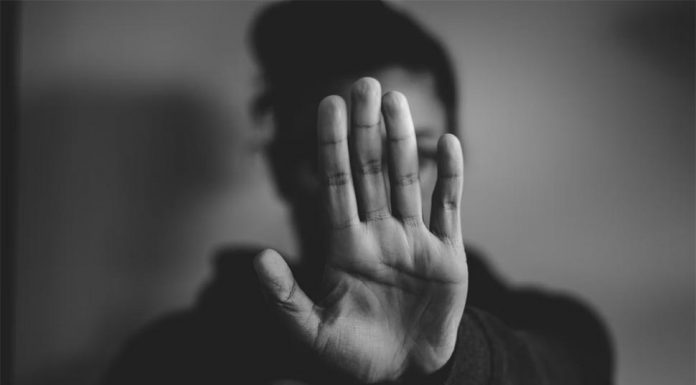 NSW 폭력적인 범죄자 아버지의 심장을 찌른 딸 nadine-shaapana-unsplash