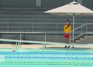 여름을 앞두고 NSW 전역의 수영 강사 부족 현상 발생 A New South Wales wide downturn of swimming instructors could mean many of the state's kids aren't up to scratch with their water abilities. (Nine)