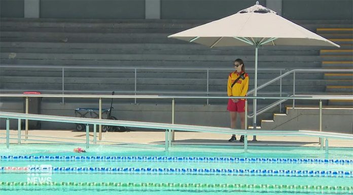 여름을 앞두고 NSW 전역의 수영 강사 부족 현상 발생 A New South Wales wide downturn of swimming instructors could mean many of the state's kids aren't up to scratch with their water abilities. (Nine)