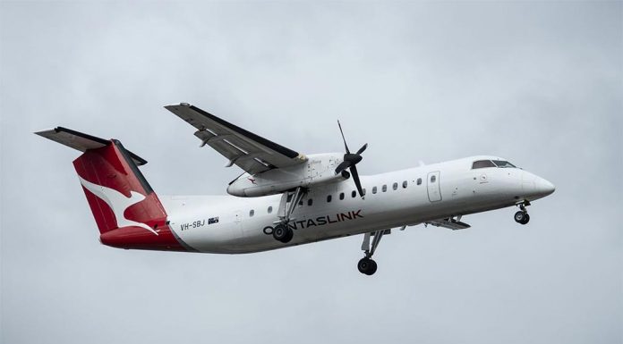 시드니 공항서 비행기 타이어 화재 발생으로 승객 대피 A fire broke out onboard a Qantas Link Dash-8 from Lord Howe Island this afternoon (file photo). (Wolter Peeters)