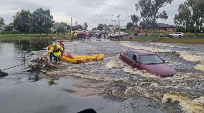 NSW 기록적인 홍수 비상사태로 수천 명이 전력 공급 중단 A flood rescue at Johnny Woods crossing in Forbes on Friday. (NSW SES)
