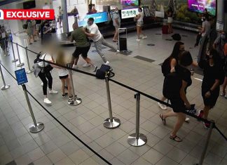 악명 높은 시드니 갱들, 시드니 공항에서 싸운 영상 공개 A mother is seen dragging her daughter out of the way. (9News)