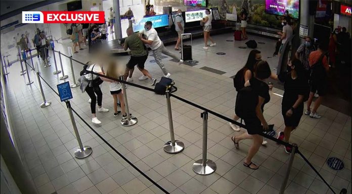 악명 높은 시드니 갱들, 시드니 공항에서 싸운 영상 공개 A mother is seen dragging her daughter out of the way. (9News)