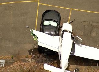 시드니 교외에서 비행기가 차와 충돌하는 순간을 담은 CCTV A pilot who survived a light plane crash in Sydney is a newly-married man who is expecting a child. (9News)