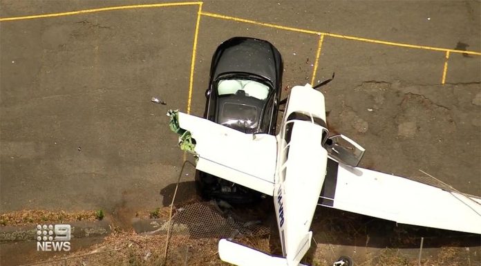시드니 교외에서 비행기가 차와 충돌하는 순간을 담은 CCTV A pilot who survived a light plane crash in Sydney is a newly-married man who is expecting a child. (9News)