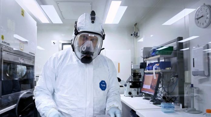 NSW주 코비드 19 새 유행 진입 – 입원환자 증가 Associate Professor Stuart Turville, a virologist at the Kirby Institute, carries a COVID-19 Omicron variant sample to analyse antibody reaction.CREDITKATE GERAGHTY