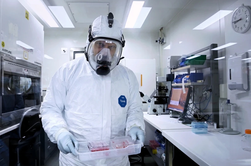 Associate Professor Stuart Turville, a virologist at the Kirby Institute, carries a COVID-19 Omicron variant sample to analyse antibody reaction.CREDITKATE GERAGHTY