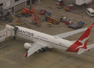 호주 전역 항공 소방관들, 파업으로 대규모 혼란 위협 Aviation firefighters to strike at all Australian airports next week. (9News)