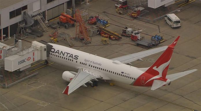 호주 전역 항공 소방관들, 파업으로 대규모 혼란 위협 Aviation firefighters to strike at all Australian airports next week. (9News)