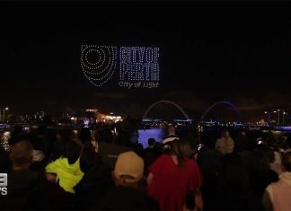 10만 달러 짜리 퍼스 크리스마스 이벤트 드론 추락 City of Perth lord mayor Basil Zempilas admitted some of the drones weren't doing what they were supposed to but said there was no risk to the public. (Nine)