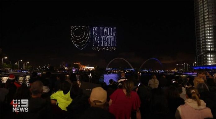 10만 달러 짜리 퍼스 크리스마스 이벤트 드론 추락 City of Perth lord mayor Basil Zempilas admitted some of the drones weren't doing what they were supposed to but said there was no risk to the public. (Nine)