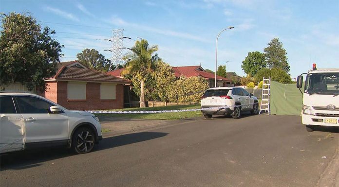 시드니 한여성 출근길에 동료 차에 치 사망 Detectives headed to the Hebersham home to examine the scene. (9News)