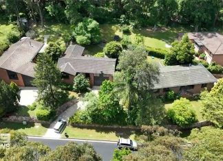 시드니 해안가 9개의 주택이 1,200만 달러에 경매 Eight family sized homes along with one block of 930 square metre land is up for sale at Normanhurst, Sydney. (Nine)