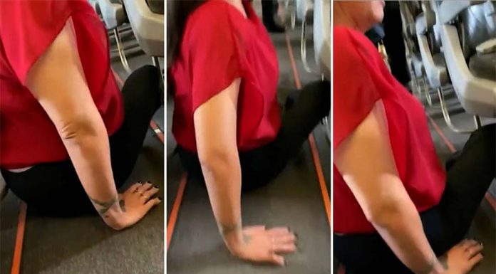 휠체어를 탄 퀸즐랜드 여성을 통로로 기어가게한 젯스타 비행기 In a video, Natalie Curtis can be seen crawling along the floor to get to her wheelchair and disembark a Jetstar plane. (Nine)