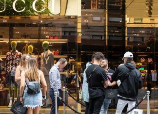 호주, 명품 사랑 붐 Much is riding on the RBA's attempt to boost consumers' spirits with lower interest rates.CREDITLOUIE DOUVIS