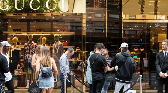 호주, 명품 사랑 붐 Much is riding on the RBA's attempt to boost consumers' spirits with lower interest rates.CREDITLOUIE DOUVIS