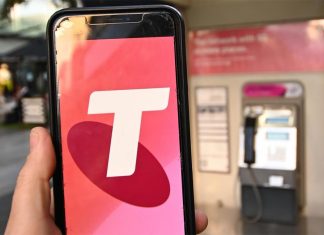 휴대 전화 정지에 분노하는 Telstra 고객 Telstra customers have been told to monitor for updates. Picture NCA NewsWire Naomi Jellicoe