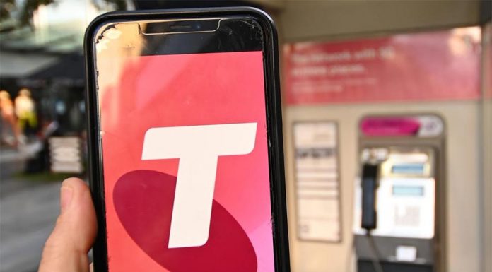 휴대 전화 정지에 분노하는 Telstra 고객 Telstra customers have been told to monitor for updates. Picture NCA NewsWire Naomi Jellicoe