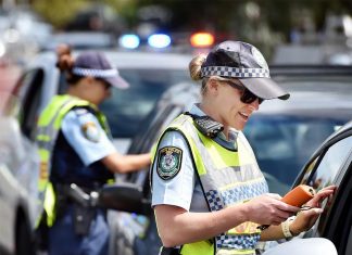 시드니 여성 7시간 동안 음주운전 두 번 적발, 법정 한도 5배 초과 The 43-year-old was arrested and taken to Liverpool Police Station where she returned an alleged breath analysis reading of 0.248. Picture AAP