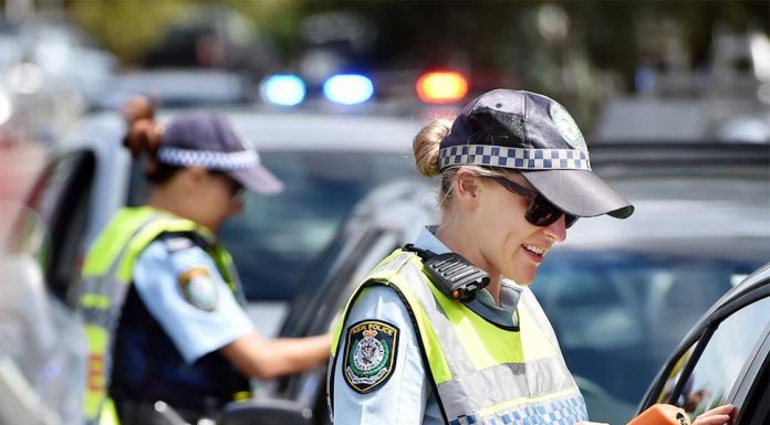 시드니 여성 7시간 동안 음주운전 두 번 적발, 법정 한도 5배 초과 The 43-year-old was arrested and taken to Liverpool Police Station where she returned an alleged breath analysis reading of 0.248. Picture AAP