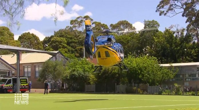 시드니 초등학교서 벌레 만들기 과학 실험 사고로 12명 부상 The CareFlight helicopter was called to transport one of the children to hospital. (Nine)