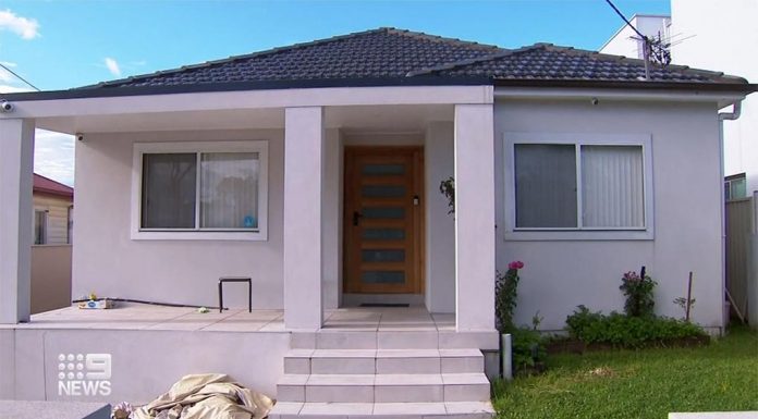 시드니 서부에서 발생한 자동차 총격 사건 동기 조사 The Skaf family home was the subject of a drive-by shooting overnight. (9News)